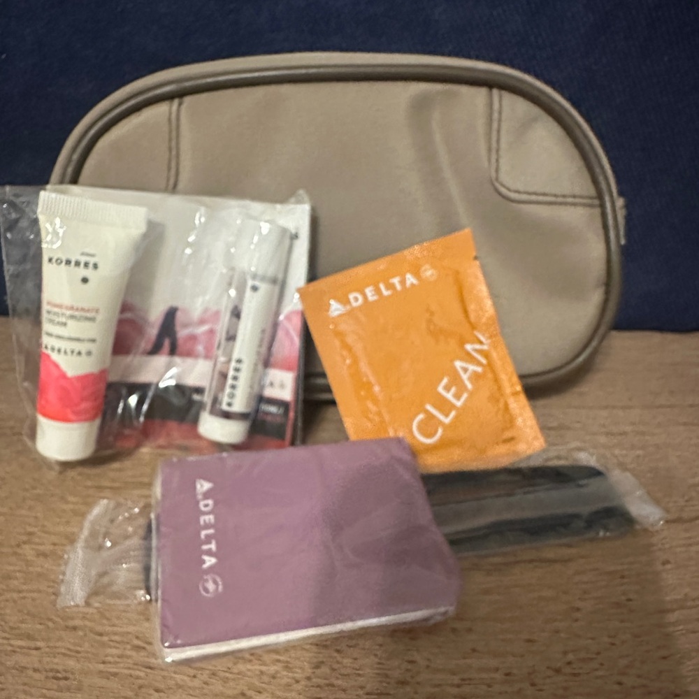 Three Delta Airlines travel amenity kit bags - Picture 4 of 6